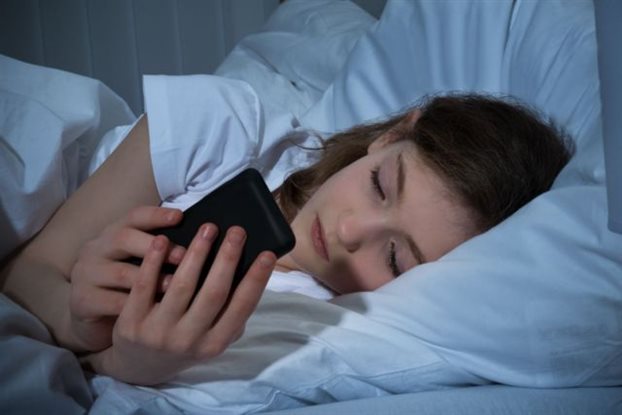 Οι ηλεκτρονικές συσκευές βλάπτουν τον ύπνο των εφήβων - Φωτογραφία 1