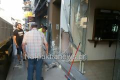 Ναύπακτος: Αυτοκίνητο καρφώθηκε πάνω σε δύο καταστήματα - Εικόνες καταστροφής [photos - video]
