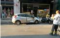 Ναύπακτος: Αυτοκίνητο καρφώθηκε πάνω σε δύο καταστήματα - Εικόνες καταστροφής [photos - video] - Φωτογραφία 2