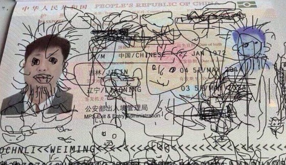 Έμεινε αεροδρόμιο γιατί ο γιος του ζωγράφισε το διαβατήριο - Φωτογραφία 2