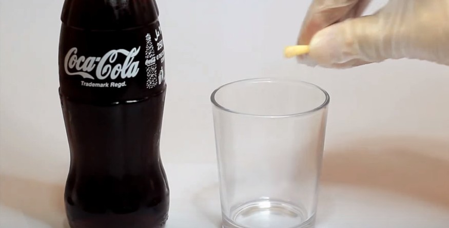 Σοκ! Δείτε τι παθαίνει ένα δόντι αν μείνει για ένα 24ωρο σε ένα ποτήρι Coca Cola... [video] - Φωτογραφία 1