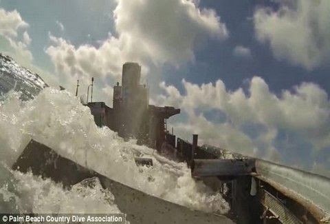 Βίντεο που κόβει την ανάσα: Πως είναι να βρίσκεσαι μέσα σε ένα πλοίο που βυθίζεται [video] - Φωτογραφία 1