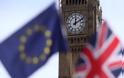 Αποδυναμωμένη η βρετανική κυβέρνηση ξεκινά τις διαπραγματεύσεις του Brexit