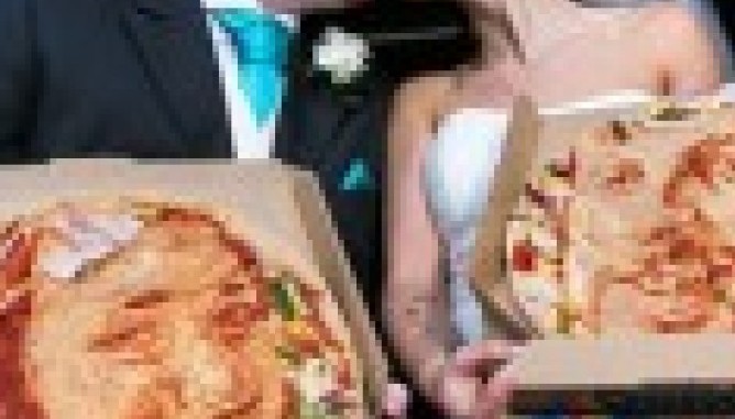 Ζευγάρι έκοψε πίτσα αντί για τούρτα στο γάμο του - Φωτογραφία 1