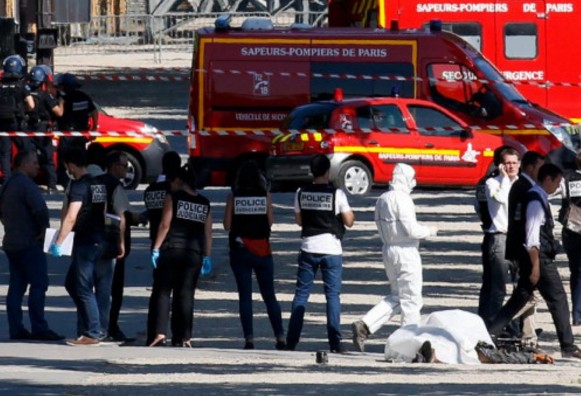 Συναγερμός στο Παρίσι - Εικόνες σοκ: Νεκρός στον δρόμο ο δράστης - Οπλοστάσιο το αμάξι του - Φωτογραφία 2