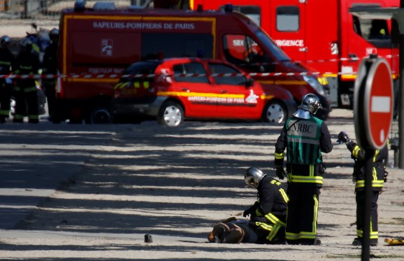 Συναγερμός στο Παρίσι - Εικόνες σοκ: Νεκρός στον δρόμο ο δράστης - Οπλοστάσιο το αμάξι του - Φωτογραφία 4