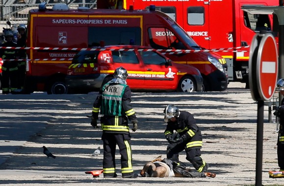 Συναγερμός στο Παρίσι - Εικόνες σοκ: Νεκρός στον δρόμο ο δράστης - Οπλοστάσιο το αμάξι του - Φωτογραφία 5