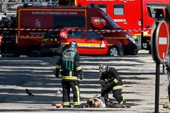 Συναγερμός στο Παρίσι - Εικόνες σοκ: Νεκρός στον δρόμο ο δράστης - Οπλοστάσιο το αμάξι του