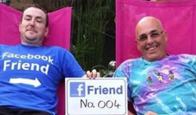 Ταξιδεύει για να γνωρίσει τους 1.103 φίλους του στο Facebook - Φωτογραφία 1