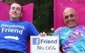 Ταξιδεύει για να γνωρίσει τους 1.103 φίλους του στο Facebook