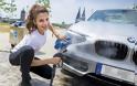 Ελληνίδα, φέρνει τα πάνω κάτω στο πλύσιμο αυτοκινήτου, με μια μαγική συσκευή! [photos - video]