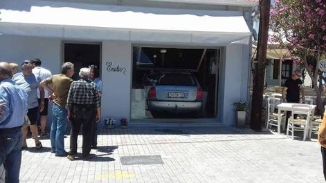 Ιθάκη: Αυτοκίνητο μπήκε ολόκληρο μέσα σε κατάστημα γεμάτο κόσμο [photos] - Φωτογραφία 1