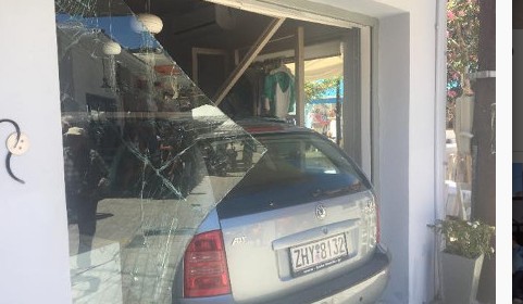 Ιθάκη: Αυτοκίνητο μπήκε ολόκληρο μέσα σε κατάστημα γεμάτο κόσμο [photos] - Φωτογραφία 4