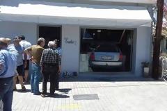 Ιθάκη: Αυτοκίνητο μπήκε ολόκληρο μέσα σε κατάστημα γεμάτο κόσμο [photos]