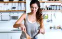 Πώς να καθαρίσεις το τηγάνι από καμμένα λίπη χωρίς να το καταστρέψεις