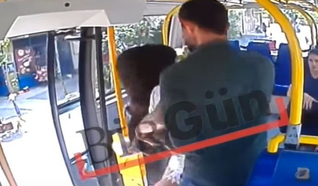 Γυναίκα δέχτηκε επίθεση σε λεωφορείο επειδή φορούσε σορτσάκι - Φωτογραφία 1