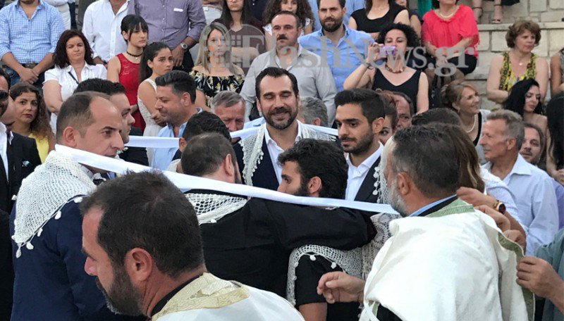 Αυτά συμβαίνουν μόνο στην Κρήτη: Γάμος και βάφτιση για τα ρεκόρ Γκίνες - Δείτε πόσους κουμπάρους και νονούς έκανε αυτό το ζευγάρι... [photos+video] - Φωτογραφία 15