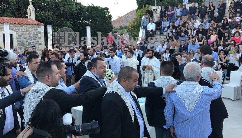 Αυτά συμβαίνουν μόνο στην Κρήτη: Γάμος και βάφτιση για τα ρεκόρ Γκίνες - Δείτε πόσους κουμπάρους και νονούς έκανε αυτό το ζευγάρι... [photos+video] - Φωτογραφία 16