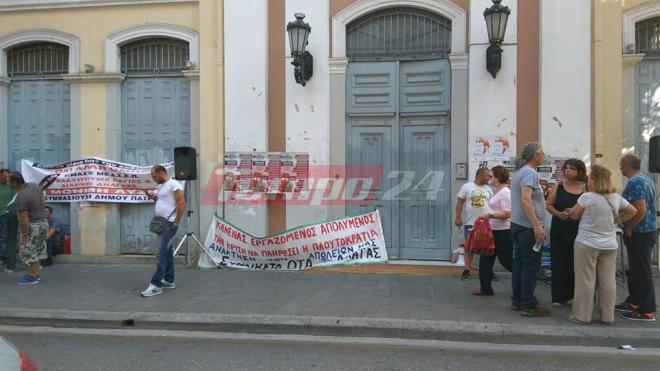 Πάτρα - Τώρα: Οι εργαζόμενοι κατέλαβαν το Δημαρχείο - Ανήρτησαν πανό και Κατέβασαν ρολά οι υπηρεσίες - Φωτογραφία 2