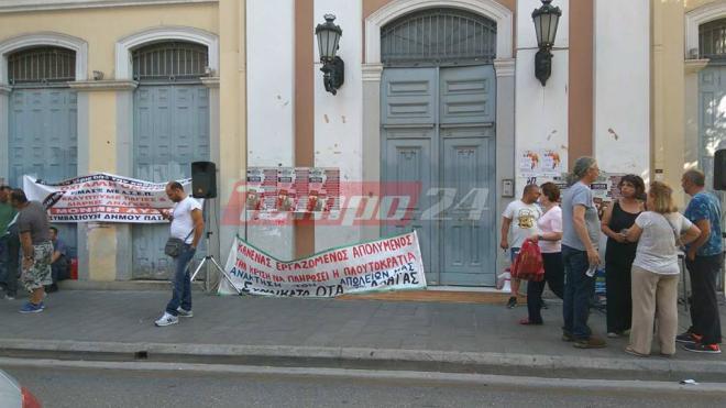 Πάτρα - Τώρα: Οι εργαζόμενοι κατέλαβαν το Δημαρχείο - Ανήρτησαν πανό και Κατέβασαν ρολά οι υπηρεσίες - Φωτογραφία 2