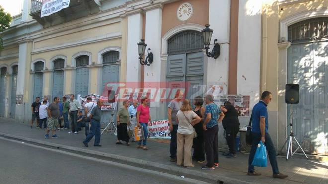 Πάτρα - Τώρα: Οι εργαζόμενοι κατέλαβαν το Δημαρχείο - Ανήρτησαν πανό και Κατέβασαν ρολά οι υπηρεσίες - Φωτογραφία 3