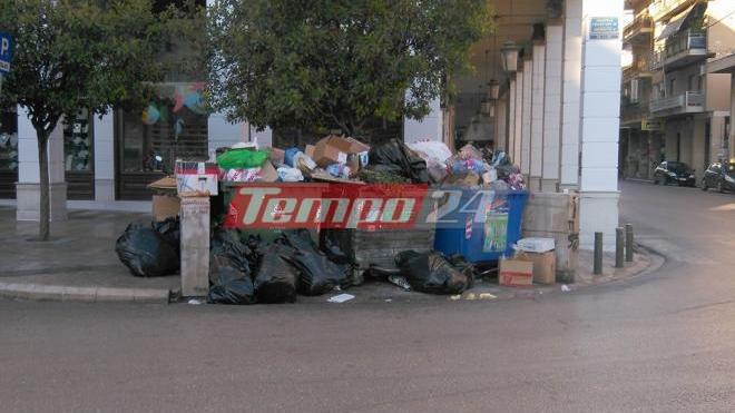 Πάτρα - Τώρα: Οι εργαζόμενοι κατέλαβαν το Δημαρχείο - Ανήρτησαν πανό και Κατέβασαν ρολά οι υπηρεσίες - Φωτογραφία 4