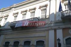 Πάτρα - Τώρα: Οι εργαζόμενοι κατέλαβαν το Δημαρχείο - Ανήρτησαν πανό και Κατέβασαν ρολά οι υπηρεσίες