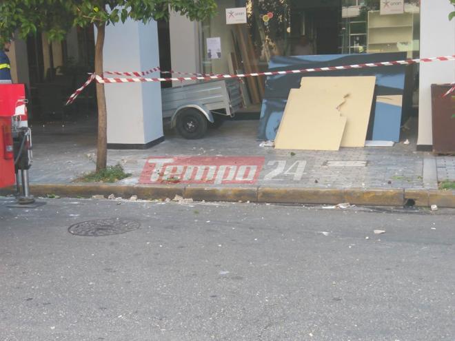 Πάτρα: Αναστάτωση στην Αγίου Ανδρέου - Αποκολλήθηκε τμήμα μπαλκονιού από πολυκατοικία [photos+video] - Φωτογραφία 2
