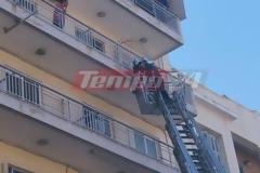 Πάτρα: Αναστάτωση στην Αγίου Ανδρέου - Αποκολλήθηκε τμήμα μπαλκονιού από πολυκατοικία [photos+video]
