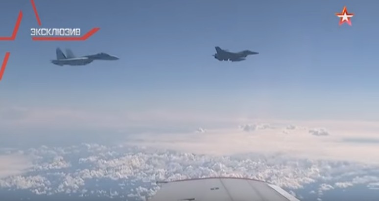 Δείτε πώς το ΝΑΤΟϊκό F-16 παρενοχλεί το αεροσκάφος του Ρώσου υπουργού Άμυνας - Φωτογραφία 1