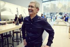 Μεγάλη πτώση στη δημοτικότητα του Tim Cook