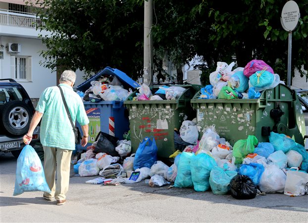 Βουνό τα σκουπίδια - Θολώνουν το τουριστικό πρόσωπο της Ελλάδας - Φωτογραφία 1