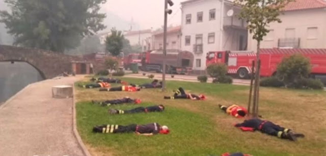 Φωτογραφία που συγκλονίζει: Δείτε πως ξεκουράζονται οι πυροσβέστες μετά την μάχη με την φονική φωτιά - Φωτογραφία 2
