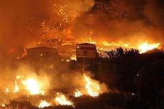 Φωτογραφία που συγκλονίζει: Δείτε πως ξεκουράζονται οι πυροσβέστες μετά την μάχη με την φονική φωτιά