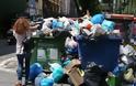 BBC: Στην Αθήνα κλείνεις τη μύτη λόγω των βουνών από σκουπίδια