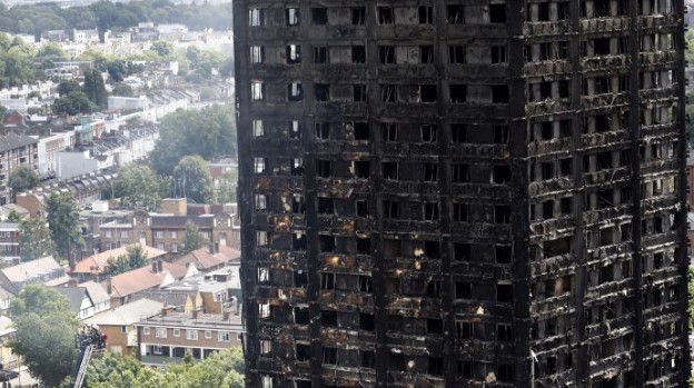 Ανησυχία για 600 πολυκατοικίες στην Αγγλία μετά τη μεγάλη πυρκαγιά - Φωτογραφία 1