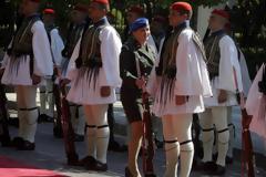 Η αξιωματικός που φρoντίζει... την παρουσία των ευζώνων! (φωτό)