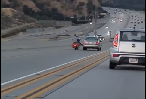 Τρομακτικές εικόνες: Πώς μια κλωτσιά μοτοσικλετιστή σε αυτοκίνητο εν κινήσει οδήγησε σε τρομακτική καραμπόλα - Φωτογραφία 1