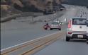 Τρομακτικές εικόνες: Πώς μια κλωτσιά μοτοσικλετιστή σε αυτοκίνητο εν κινήσει οδήγησε σε τρομακτική καραμπόλα