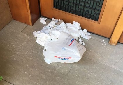 Άγνωστος πέταξε σκουπίδια έξω από την πόρτα του σπιτιού του Δημάρχου Ιωαννίνων - Φωτογραφία 1