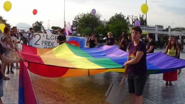 Πάτρα: Εκατοντάδες συμμετείχαν στην πορεία του gay pride Patras [photos] - Φωτογραφία 2