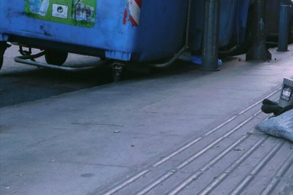 Χανιά - Κοιμάται σε ράντζο στα ΚΤΕΛ δίπλα στα σκουπίδια [photo] - Φωτογραφία 1