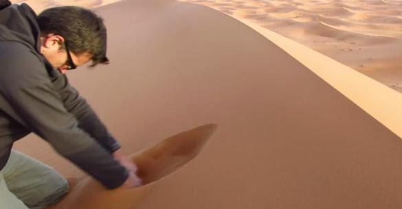 ΕΚΠΛΗΚΤΙΚΟ ΒΙΝΤΕΟ: Φαίνεται μια κανονική άμμος - Όταν ξεκίνησε να σκάβει συνέβη κάτι μοναδικό... [video] - Φωτογραφία 1