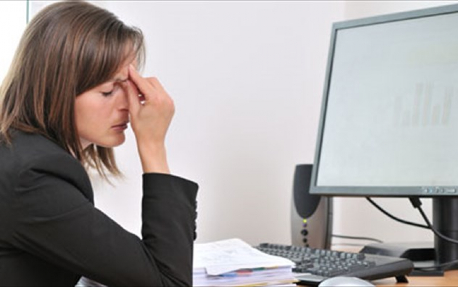 Κάθεσαι πολλές ώρες στον υπολογιστή; Δες τον πιο φυσικό τρόπο να καταπραΰνεις τα κουρασμένα μάτια σου - Φωτογραφία 1