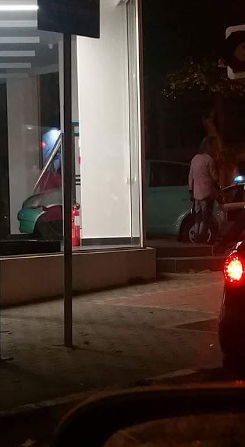 Αυτοκίνητο προσγειώνεται στην βιτρίνα της Apple στη Κύπρο - Φωτογραφία 5