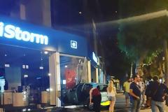 Αυτοκίνητο προσγειώνεται στην βιτρίνα της Apple στη Κύπρο