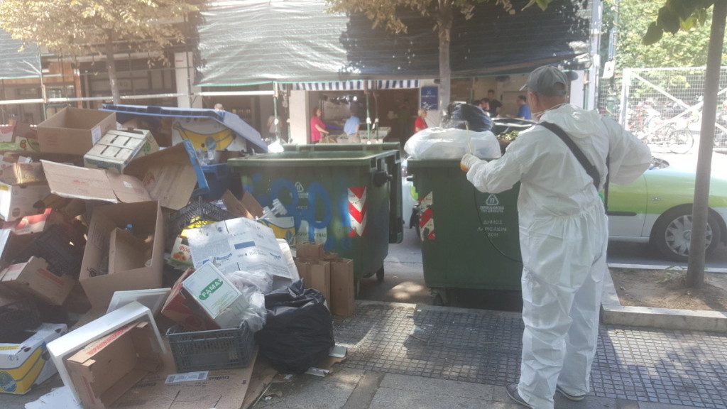 Λάρισα: Ψεκασμοί στα σκουπίδια για την αποφυγή μολύνσεων - Φωτογραφία 2