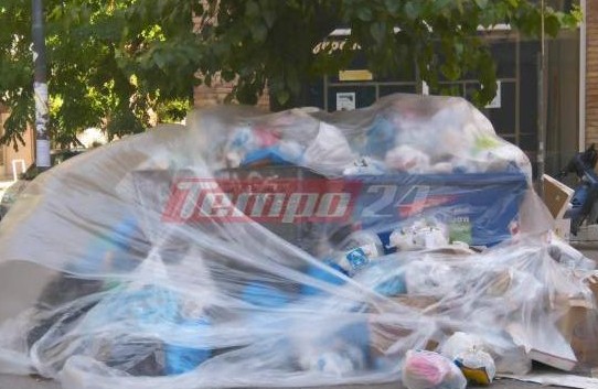 Προσωρινές λύσεις με... νάιλον και ασβέστη στα σκουπίδια - Οι Πατρινοί προσπαθούν να αντιμετωπίσουν δυσοσμία και μικρόβια - Φωτογραφία 1