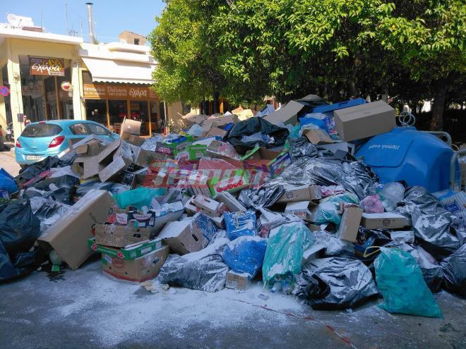 Προσωρινές λύσεις με... νάιλον και ασβέστη στα σκουπίδια - Οι Πατρινοί προσπαθούν να αντιμετωπίσουν δυσοσμία και μικρόβια - Φωτογραφία 2