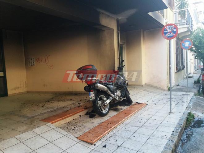 ΤΩΡΑ: Στις φλόγες τυλίχθηκε μοτοσικλέτα στο κέντρο της Πάτρας - Τι λέει ο ιδιοκτήτης - Φωτογραφία 3